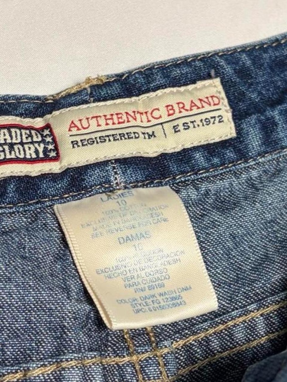 Y2K Blue Denim Capri Jeans with Floral Embroidery - Picture 4 of 7
